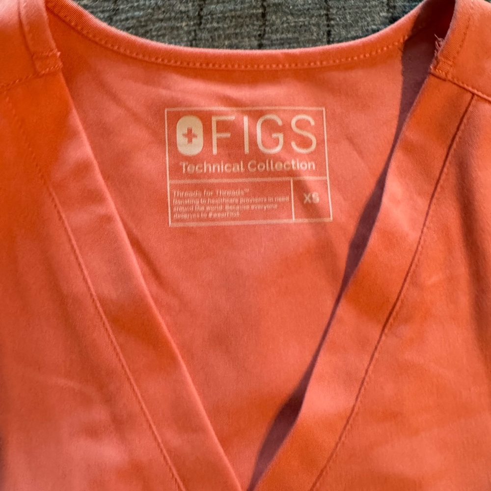 Figs Coral Casma scrub top XS